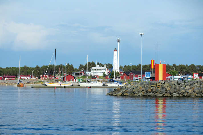 Im Archipel und auch an der Küste Finnlands markieren schwarz-gelbe oder schwarz-weiße Kardinaltonnen die Fahrwasser. Rot-gelbe Tafeln an Land sind Peilmarken, die Fahrwasser und Hafenansteuerungen markieren.
