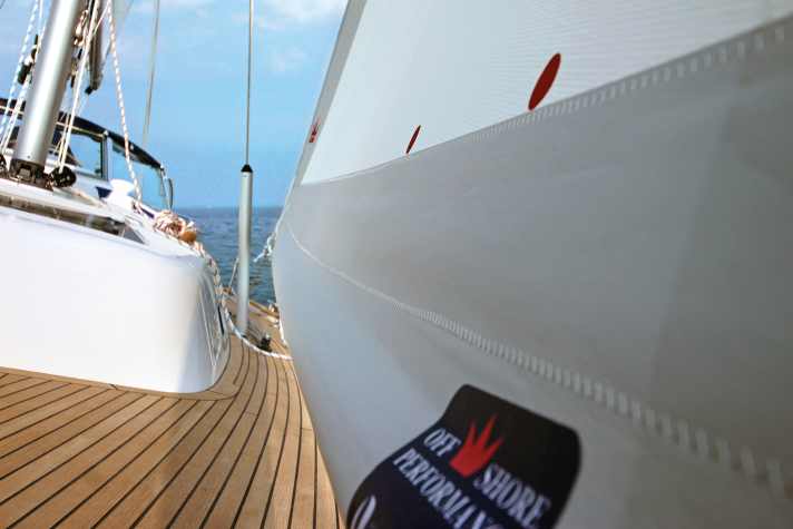 Troppo tesa: il centro della vela è troppo a poppa, il piede del genoa è una tavola