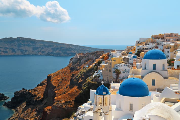 La vue sur le cratère depuis les ruelles d'Oia est fantastique.