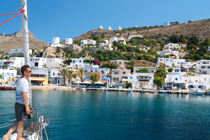 The yacht comes in, ahead of the very good but chargeable buoy field in front of the fishing village of Pandeli. "Harris Bar" can be found at the top of the second row of windmills. Alternatively, there are two nice bars right on the beach