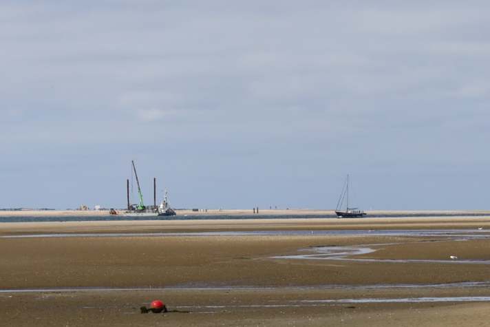 Chantier dans la mer des Wadden : des bateaux de travail naviguent dans le Seegatt entre Baltrum et Langeoog. Les chenaux de Watt au sud de Baltrum et Norderney sont temporairement fermés.