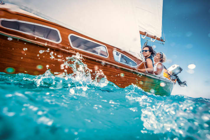 Organiser Sylvie Schneider (r.) at the helm of her 15-sqm compensating dinghy cruiser