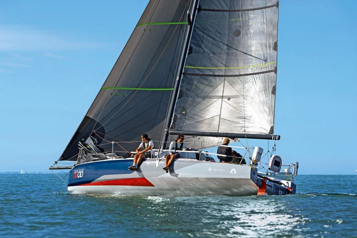 Modèle Class 40 : le bord de fuite caractéristique s'étend de la poupe à la proue. Cela assure une grande stabilité de forme