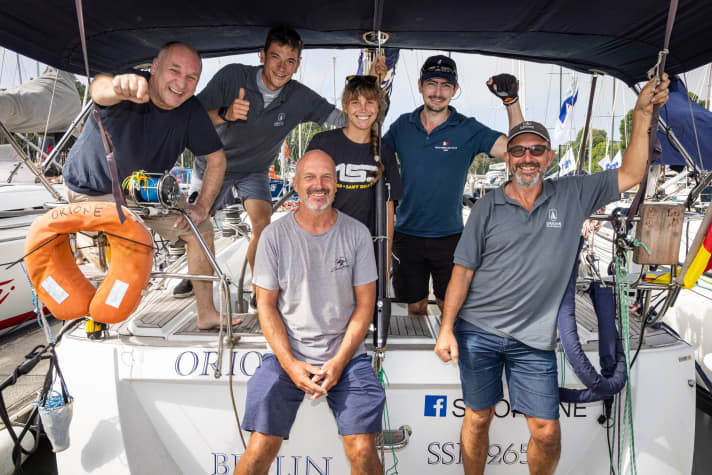 Almost all members of the German "Orione" crew at a glance. At the front are the brothers and co-skippers Axel (right) and Peter Baumgartner