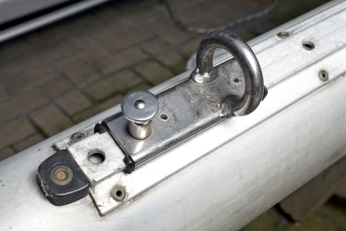DEU;DE;GERMANY;ALLEMAGNE;Allemagne, Schleswig-Holstein, Kiel. 19.1.2012 Refit pour le mât. Mise à niveau d'un rail de spinnaker sur un mât en aluminium. Alésage de vieux rivets, perçage de trous, mise en place et pressage de rivets. [ (c) Klaus Andrews, Pferdeweide 1, D-22589 Hamburg, Germany, Tel. +49-40-88 30 50 44, Mobil 0171 / 413 31 20, www.KlausAndrews.com, mail@KlausAndrews.com, Konto-Nr. 1268491444, BLZ 200 505 50, HASPA. IBAN : DE59 2005 0550 1268 4914 44 BIC HASPDEHHXX, www.freelens.com/clearing, Toute utilisation uniquement contre rémunération, mention de l'auteur et justificatif ; En cas d'utilisation de la photo à des fins autres que journalistiques, veuillez contacter le photographe. No modelrelease ! ][#0,121#]