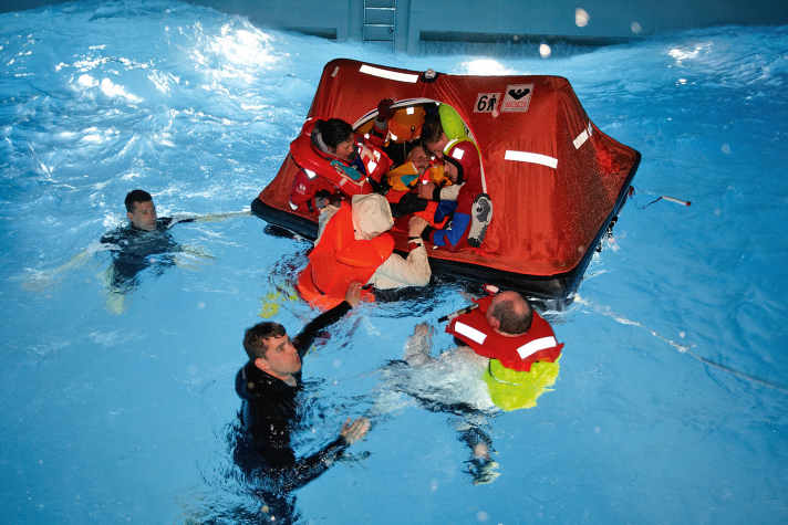 DEU;DE;GERMANY;ALLEMAGNE, Basse-Saxe, Elsfleth. 22.4.2012

Formation à la sécurité ISAF pour les navigateurs chez MARIKOM, centre de compétences maritimes.
Formation à la sécurité pour les participants aux courses au large et les navigateurs de croisière. Théorie et exercice de roulage