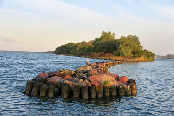Ein langer, mehrfach unterbrochener Damm trennt den Seekanal nach Kaliningrad vom Frischen Haff