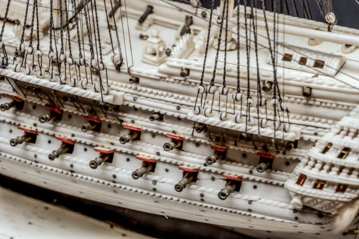 I ponti della "HMS Caledonia" ospitano 110 cannoni