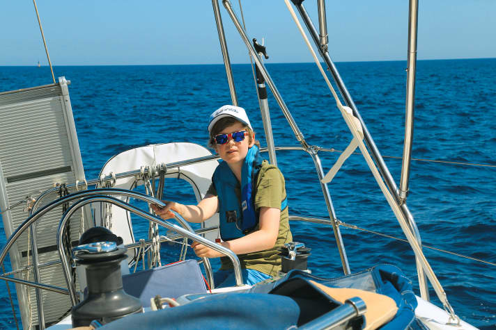 Bambini in barca a vela