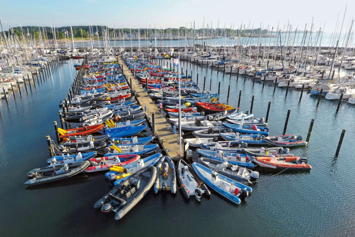 Kieler Woche im Olympiazentrum: Während der größten Segelveranstaltung der Welt ist Schilksee Dreh- und Angelpunkt des Regattageschehens. Die vier Hafenmeister dort haben dann alle Hände voll zu tun