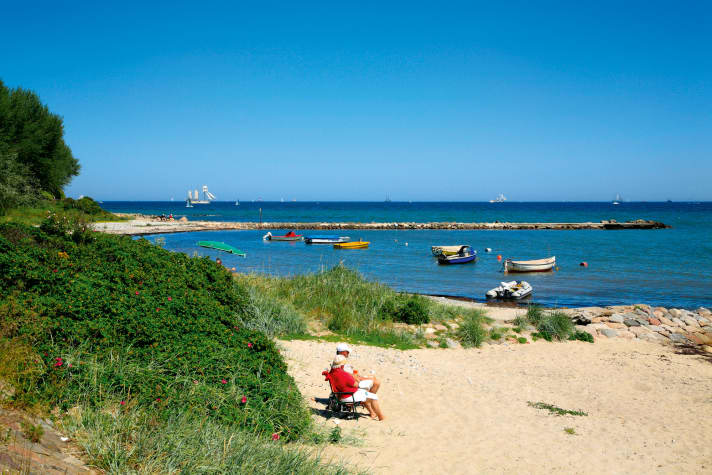 D9W3AK Spiaggia presso il faro di Bulk, baia di Kiel, Schleswig-Holstein, Germania, Europa