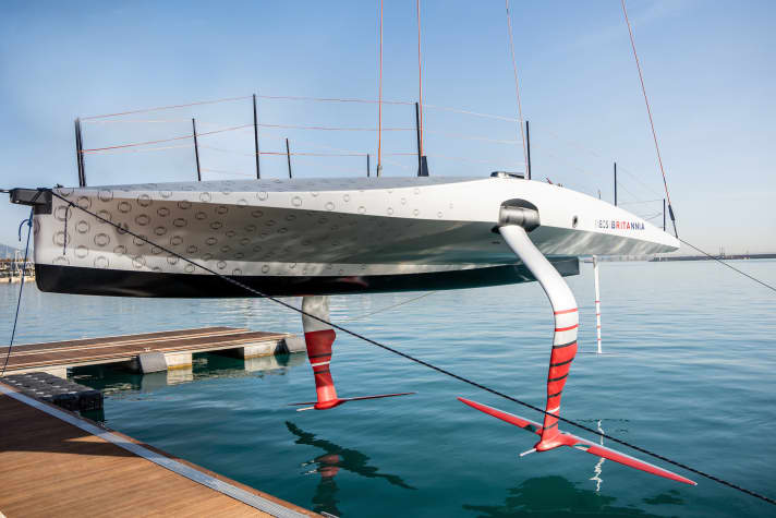 Hier hängt die britische “T6” noch am Haken und zeigt ihr Unterwasserschiff