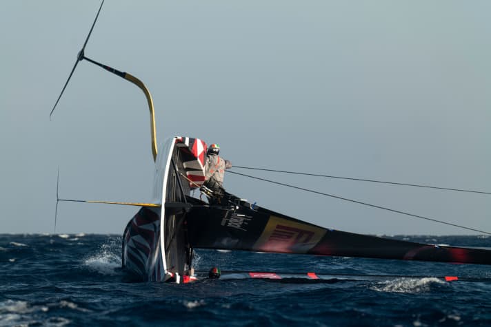 Luna Rossa bei ihrer Kenterung nur kurz nach der Erstwasserung