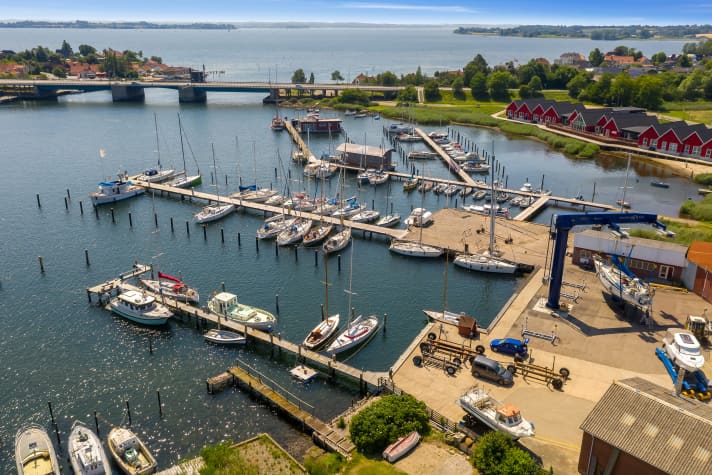 Le petit quai de Toft derrière le pont basculant. L'entrepôt d'hiver a été agrandi ici pour la dernière fois