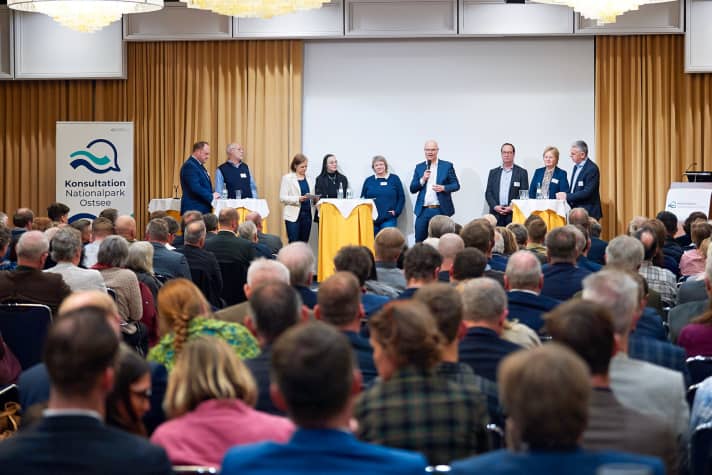 Il ministro dell'Ambiente dello Schleswig-Holstein Tobias Goldschmidt (con microfono) con le parti interessate davanti a un pubblico di 300 persone in occasione dell'evento di lancio del processo di consultazione a Kiel