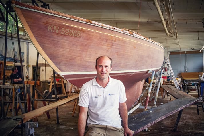 Karsten Timmerherm: After starting his apprenticeship in 2006 and obtaining his master craftsman's certificate in 2018, the passionate wooden boat builder joined the management of the Michelsen shipyard and took over the business from his predecessor Joachim Landolt in 2022. With his dedicated team, Timmerherm continues what has been the strength of the shipyard on the former Dornier site on the shores of Lake Constance in Friedrichshafen since it was founded in 1921: the maintenance and restoration of classic yachts. Many of them were once built here