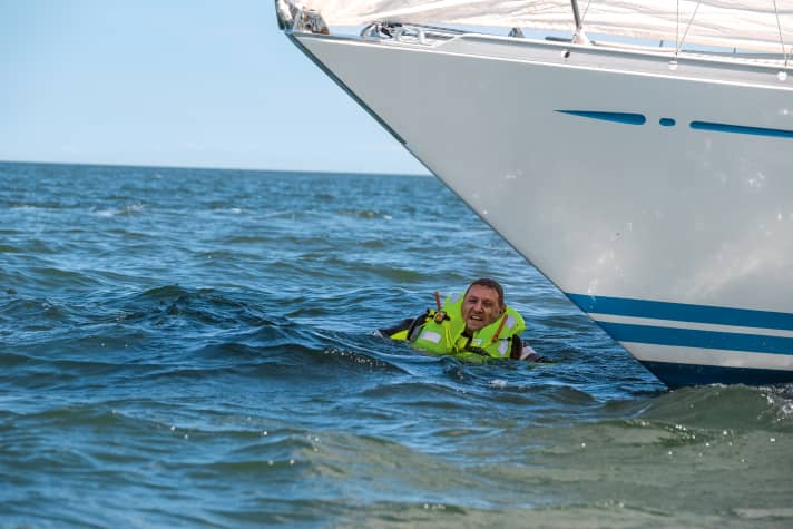 6. navigare con attenzione
Gli ultimi metri di avvicinamento alla persona in acqua richiedono particolare cautela. Mettete il motore in folle non appena l'infortunato si avvicina.