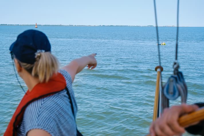 2. lookout
If there are several people on board, a lookout should be assigned. If possible, the lookout should maintain visual contact with the casualty and point the helmsman in his direction