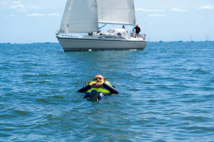 5th MOB manoeuvre
Whether with a Q-tack and uphaul or an immediate tack and back standing genoa: Start the engine and support. The manoeuvre should be quick, so practise!