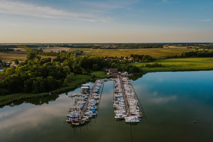 The idyllically situated facility offers space for 160 boats. Modern bathrooms and a small but fine kitchen ensure upscale four-star comfort