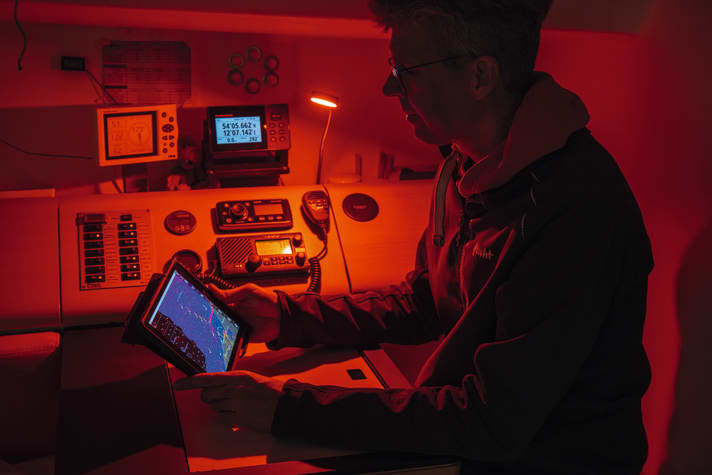 La luce rossa non abbaglia, ma offre una buona panoramica sottocoperta. Tornati in cabina di pilotaggio, gli occhi si sono ancora abituati all'oscurità