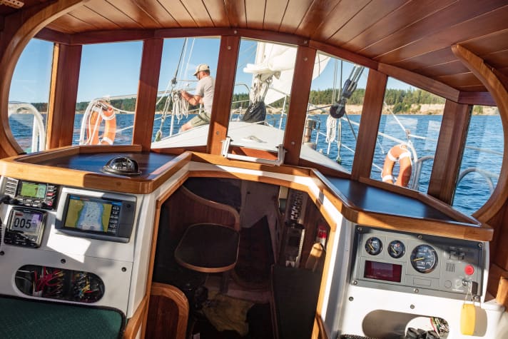 The fishing cutter superstructure covers the steering position, while the living quarters are located one floor below as usual