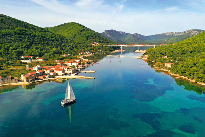 Avvicinamento a Ston. Si sta costruendo un ponte nel canale, ma sarà abbastanza alto per gli yacht.