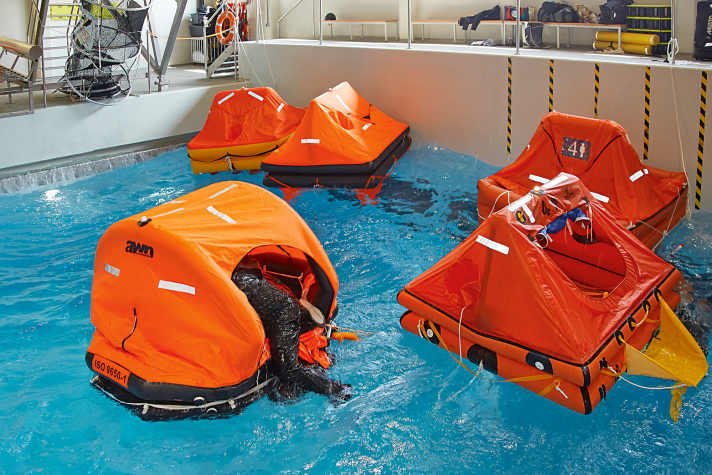 DEU;DE;GERMANY;ALLEMAGNE, Basse-Saxe, Elsfleth, 10.4.2015.

Test YACHT : radeaux de sauvetage, liferafts.
Radeaux de sauvetage de différents fabricants dans le bassin d'essai de MARIKOM, centre de compétences maritimes, Elsfleth sur la Weser. Rédacteur de Yacht : H