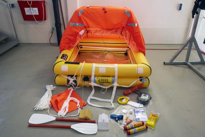 DEU;DE;GERMANIA;GERMANIA;ALLEMAGNE, Bassa Sassonia, Elsfleth, 10 aprile 2015.

Test sugli yacht: zattere di salvataggio, zattere di salvataggio.
Zattere di salvataggio di vari produttori nel bacino di prova di MARIKOM, Centro di competenza marittima, Elsfleth sul Weser. Editore dello yacht: H