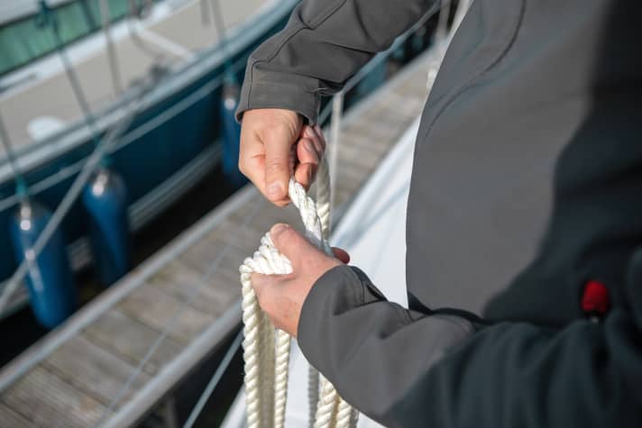 Lors de l'imposition, ouvrir légèrement chaque baie. Si c'est la main gauche qui tient, on tourne généralement à gauche.
pour ouvrir le cordage. Ainsi, la torsion provoquée par l'emmagasinage est éliminée du cordage.