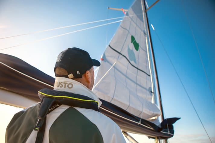 hisser et récupérer les voiles, matelotage