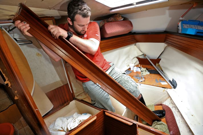 Anyone who wants to seal a leak is fighting for survival in case of doubt. The person affected will take what he can get - even if the yacht's furnishings are destroyed in the process