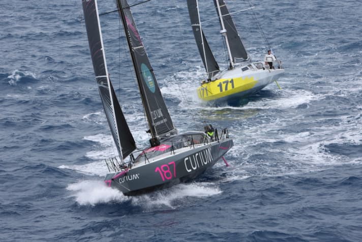 C'est la Class 40 "Curium Life Forward" de Marc Lepesqueux qui ouvre la course.