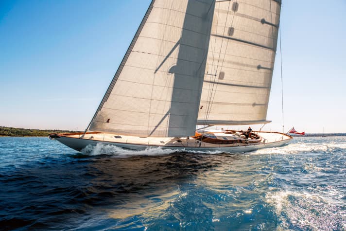 L'interprétation moderne des lignes classiques file à 12 nœuds à travers le Solent