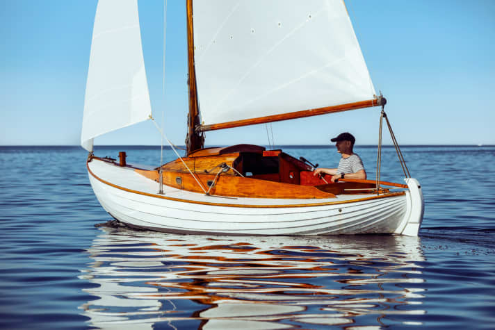 Pure aesthetics. The Hansen design has an elegant deck step