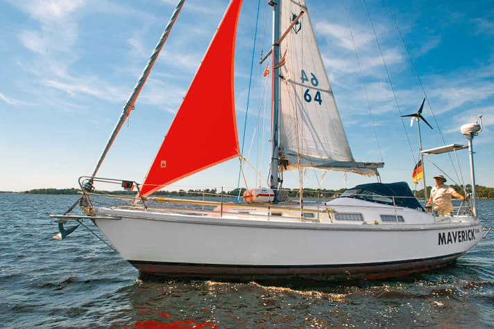 Typical storm jib: signal red, flat, heavy and high-cut. Ideally, the small sail is
sail is also set on a cutter stay