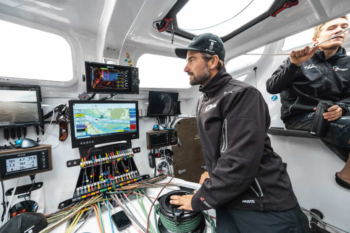 Malizia-Skipper Boris Herrmann in der Schaltzentrale seines Imoca 60