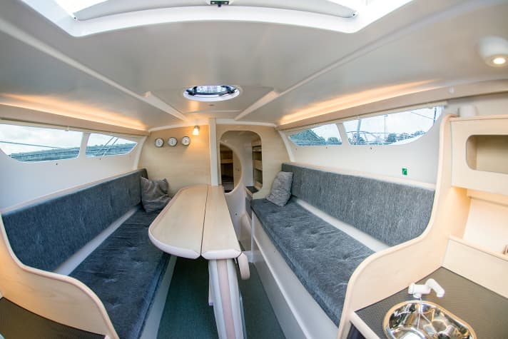 Il salone è diviso dal box di centro barca, le panche trasformabili in letto offrono molto spazio anche per un equipaggio numeroso.