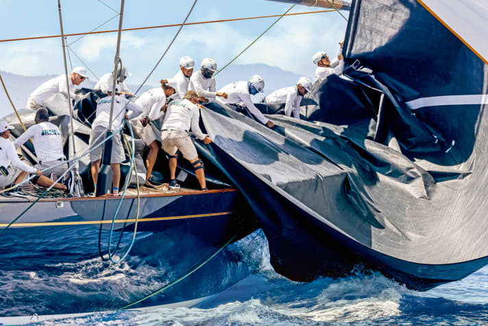 A feat of strength: A dozen sailors collect the genoa. There is no sea fence.
