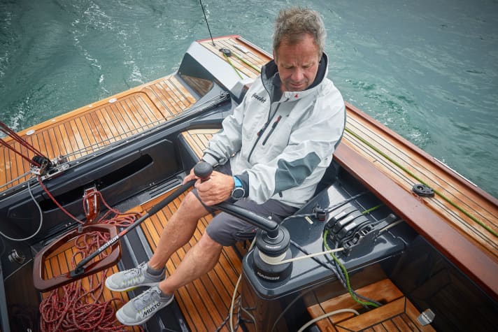 The helmsman sits next to the winch and can operate the sheets himself