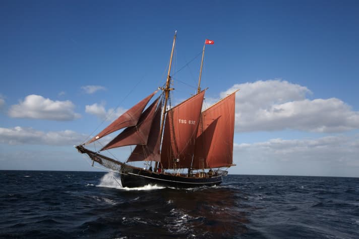 Auf Kurs. Selbst unter Vollzeug segelt die „Zuversicht“ nicht allzu schnell, aber beständig