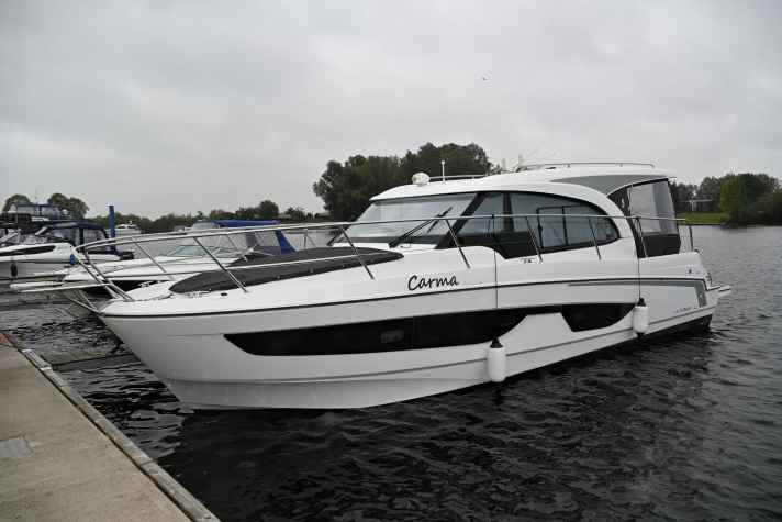 Bei der Beneteau Antares 11 wurden beide 300 PS Außenborder gestohlen.