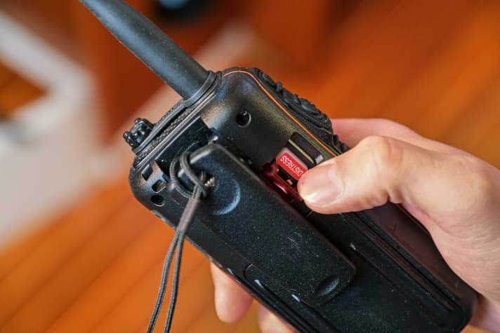 4. segnalare il luogo e chiamare i soccorsi
Segnare il luogo dell'incidente sul plotter (pulsante MOB) ed effettuare una chiamata di emergenza a seconda della situazione (acqua fredda, mare grosso, persona non visibile, equipaggio ridotto).