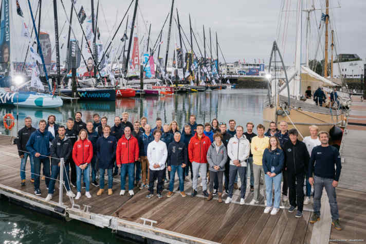 Il en manque un... Et vous avez déjà entendu son nom. Photo de groupe des skippers du Vendée Globe - un des nombreux passages obligés aux Sables d'Olonne