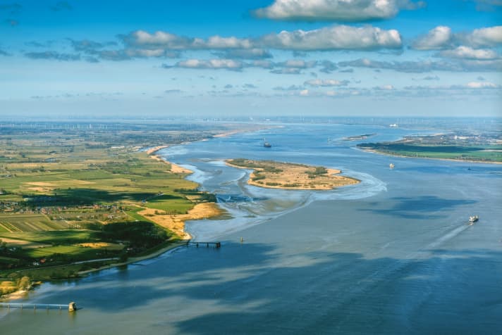   „Grüne Löcher“ und Gezeiten: Auf eigenem Kiel mit dem Motorboot von Hamburg auf der Elbe Richtung Nordsee