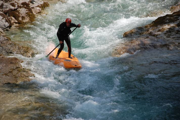 Im Wildwasser wird den Brettern wegen des stark fließenden Wassers, der Strömungen und vor allem der Untergrundbeschaffenheit des Flussbettes spezifische Eigenschaften (Shape, Material) abverlangt.