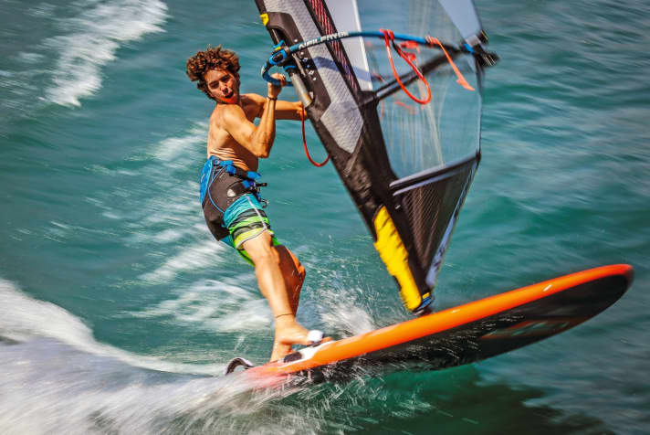 During normal manoeuvres, even very high-cut harnesses are hardly restrictive. The differences in the freedom of movement of the legs during beach and water starts are more obvious.