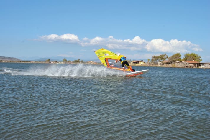 Spot Guide: Woife Strasser carved auf der griechischen Flachwasserpiste von Tsimari