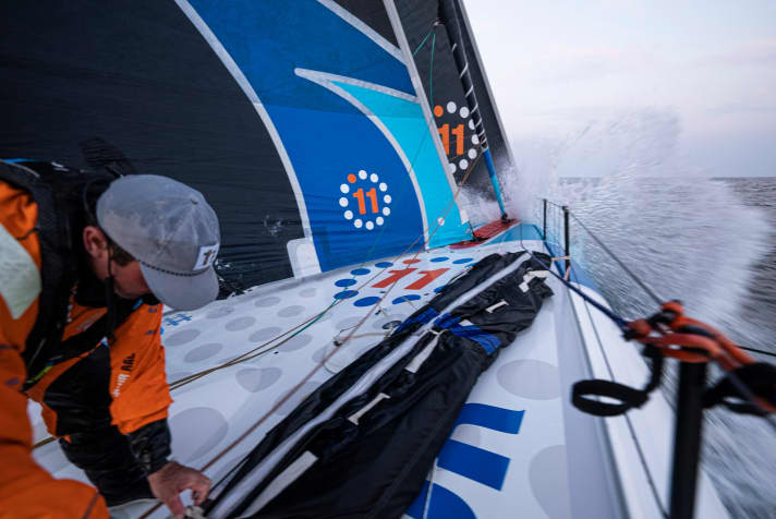 The Ocean Race 2022-23 - Tappa 5, 18 maggio 2023 Il primo giorno della Tappa 5 con partenza da Newport, Rhode Island. Charlie Enright a prua durante il primo cambio di vele della tappa.