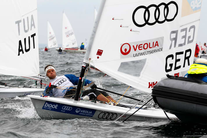   It works after all: Philipp Buhl swings past the anchor rope of the boundary boat, wins another heat and is second overall